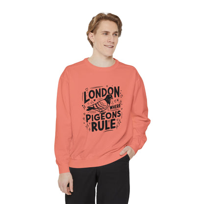 Unisex Garment-Dyed Sweatshirt Form Fitting - London where Pigeons Rule