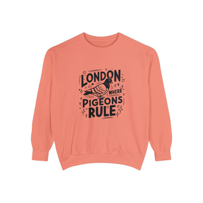 Unisex Garment-Dyed Sweatshirt Form Fitting - London where Pigeons Rule