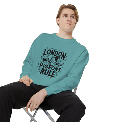 Unisex Garment-Dyed Sweatshirt Form Fitting - London where Pigeons Rule